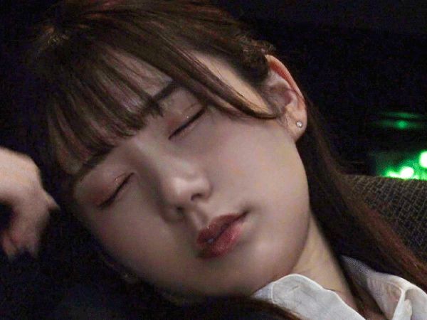 【痴漢体験】レイトショーで眠る美尻女子！パンストを破かれ発情♥指マンでイカされまくる映画館セックス！